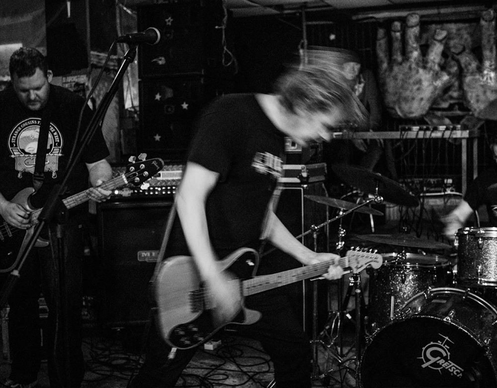 Ken & Mary live, guitarists mid-song